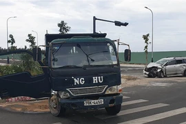 Ô tô con biến dạng sau va chạm, 2 phụ nữ nhập viện cấp cứu
