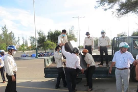 Phú Yên: Thu hàng chục loa kẹo kéo 'tra tấn' dân ở bãi biển