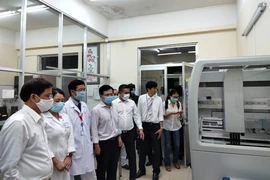 Tập đoàn Hưng Thịnh tặng máy xét nghiệm COVID-19 cho Khánh Hòa