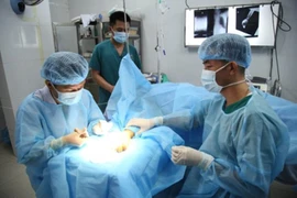 Quân y Trường Sa cấp cứu ngư dân bị nạn