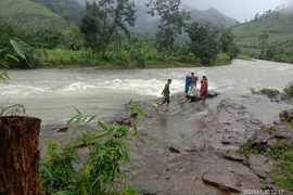 Đoàn du khách TP.HCM bị kẹt trên núi cao ở Khánh Hòa do mưa lũ