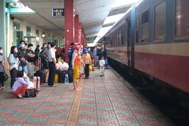 Đường sắt bị ách tắc tại Khánh Hòa do ngập lũ