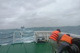 Cứu kịp 3 ngư dân trôi dạt trên biển