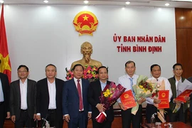 Lãnh đạo UBND tỉnh Bình Định trao quyết định cho các cán bộ chủ chốt. Ảnh: VT