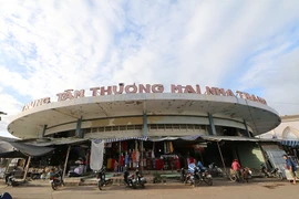 Tiểu thương phải dời khỏi chợ Đầm trước Tết Nguyên đán