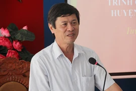 Chủ tịch huyện chuyển mục đích sử dụng đất cho con trái luật