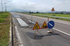 Quốc lộ 4.400 tỉ vừa khánh thành đã hỏng do thi công kém