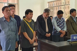 Các bị cáo trong vụ án lợi dụng chức vụ, quyền hạn trong khi thi hành công vụ. Ảnh: TẤN LỘC