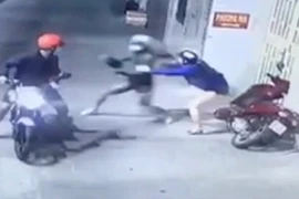Đang mua bán, bị xịt hơi cay cướp mất 380 triệu đồng