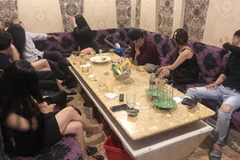 Gọi tiếp viên đến quán karaoke, mở tiệc ma túy giữa dịch 