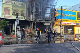 Lửa thiêu rụi trung tâm điện máy ở Phú Yên 