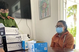 Bắt quả tang vụ mua bán không phép kít test nhanh COVID-19 ở Phú Yên