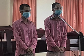 Tông rào chắn, đánh người, vượt chốt đi mua đồ nhậu