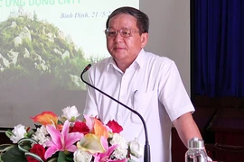 Cảnh cáo, miễn nhiệm phó cục thuế chơi golf giữa dịch 