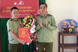 Cảnh cáo đội trưởng quản lý thị trường đòi chủ xe “chung chi”