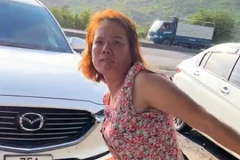 Phạt chủ nhà hàng ép khách trả tiền, đòi ném tô canh vào khách