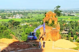 Tạm dừng thi công trùng tu tháp cổ bị xâm hại 