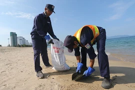 Dầu vón cục dạt vào đen kịt bờ biển Nha Trang