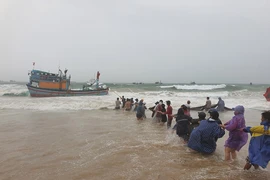 Hàng chục tàu thuyền ở Phú Yên bị chìm do mưa, gió bất thường