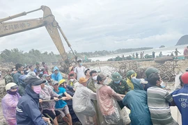 Nhiều vùng ven biển tan hoang do mưa to gió mạnh bất thường