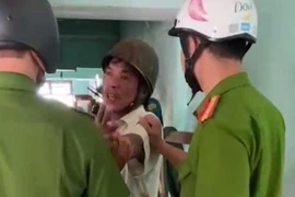 Dùng rựa chém vợ giữa đường phố