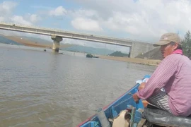 Thuyền cá bị sóng biển đánh chìm, 1 ngư dân mất tích
