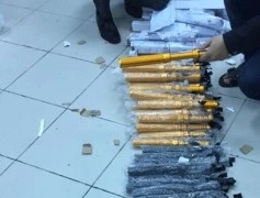 Thu giữ hàng trăm roi điện, gậy sắt chuẩn bị 'lên' máy bay