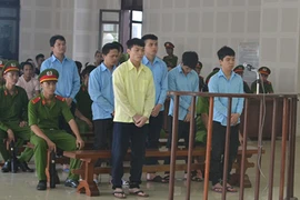 Hàng chục cảnh sát bảo vệ phiên tòa xử hai nhóm giang hồ