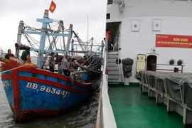 Tàu hải quân đưa 7 ngư dân bị nạn trên biển vào bờ