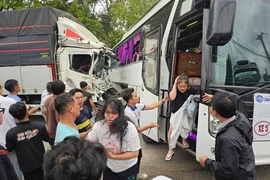 Xe tải tông xe khách trên đèo Khánh Lê, 7 người bị thương