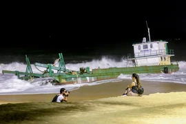 Tạm dừng trục vớt sà lan mắc kẹt trên bãi biển Nha Trang