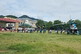 Hình ảnh trực thăng chở hàng thiết yếu đến với người dân vùng lũ Nghệ An