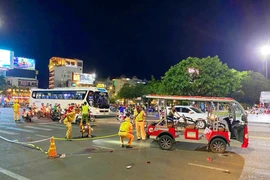 Xe điện tông 3 du khách đi bộ, 1 người tử vong