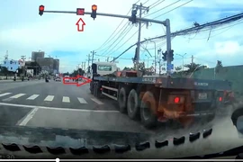 Camera ghi cảnh tài xế xe đầu kéo chạy sai làn, vượt đèn đỏ ở TP.HCM