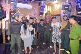 Hơn 300 cảnh sát vây ráp nhà nghỉ, quán karaoke tổ chức 'bay lắc', tạm giữ 148 người