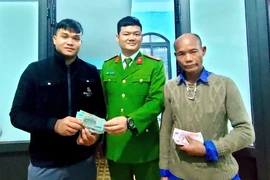 2 người đàn ông hoảng hốt khi thấy tiền bay đầy đường