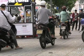 Danh sách hơn 100 xe máy leo vỉa hè đường Quang Trung, Nguyễn Oanh bị CSGT phạt nguội