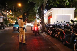 Gần 100 phương tiện bị CSGT ghi hình phạt nguội khi đậu xe lấn chiếm vỉa hè ở Thủ Đức