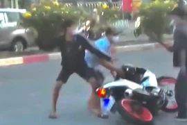 Nhóm thanh niên cầm hung khí rượt đuổi, đánh nhau trong KCN Sóng Thần