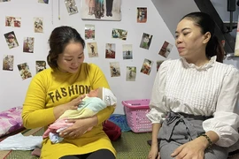 Bé trai 1 ngày tuổi bị bỏ rơi trước nhà người dân ở Bình Định 