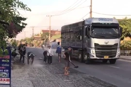Chở nhựa đường rơi vãi đầy quốc lộ, lái xe ben bị bắt dọn sạch 