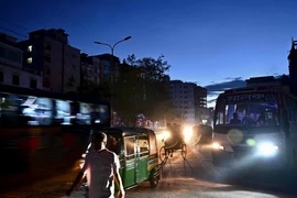 Mất điện ở ở trung tâm thủ đô Dhaka (Bangladesh) ngày 4-10. Ảnh AFP