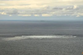Rò rỉ khí đốt tại đường ống Nord Stream ở giữa biển ở Đan Mạch ngày 30-9. Ảnh: REUTERS
