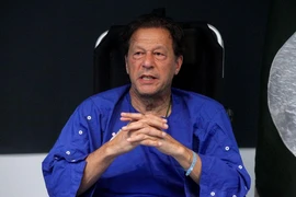 Cựu Thủ tướng Pakistan - ông Imran Khan phát biểu tại bệnh viện ở thành phố Lahore (Pakistan) ngày 4-11 sau khi ông bị tấn công. Ảnh: REUTERS