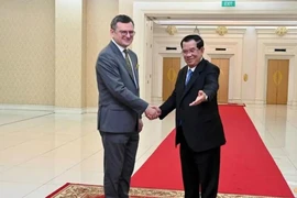 Ngoại trưởng Ukraine - ông Dmytro Kuleba (trái) và Thủ tướng Campuchia Hun Sen trước thềm Hội nghị cấp cao ASEAN tại thủ đô Phnom Penh ngày 9-11. Ảnh: REUTERS