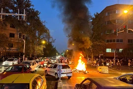 Biểu tình phản đối cái chết của cô Mahsa Amini tại thủ đô Tehran (Iran) ngày 19-9. Ảnh: REUTERS