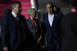 Ngoại trưởng Nga Sergey Lavrov đến sân bay quốc tế Ngurah Rai ở thị trấn Tuban, huyện Badung, đảo Bali (Indonesia) ngày 13-11. Ảnh: REUTERS