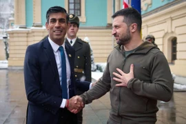 Thủ tướng Anh Rishi Sunak (trái) bắt tay với Tổng thống Ukraine Volodymyr Zelensky trong chuyến thăm đến thủ đô Kiev (Ukraine) ngày 19-11. Ảnh: AFP