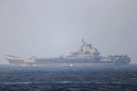 Tàu sân bay Liêu Ninh của Trung Quốc đi qua eo biển Miyako gần đảo Okinawa trên đường tới Thái Bình Dương vào ngày 4-4-2021. Ảnh: REUTERS 
