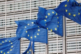 Cờ của Liên minh Châu Âu (EU) bên ngoài trụ sở Ủy ban Châu Âu ở thủ đô Brussels (Bỉ) ngày 28-9. Ảnh: REUTERS